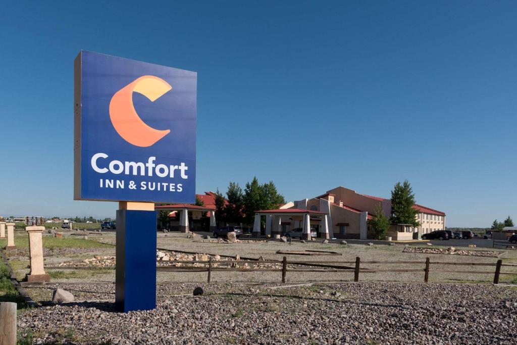 ein Schild für einen Eckgasthof und Suiten in der Unterkunft Comfort Inn & Suites Alamosa in Alamosa