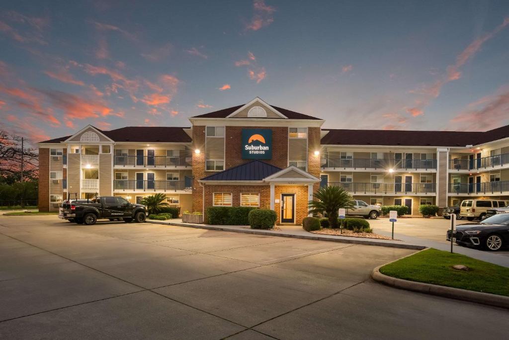 ein Hotel mit Parkplatz davor in der Unterkunft Suburban Studios Biloxi North Area in Biloxi