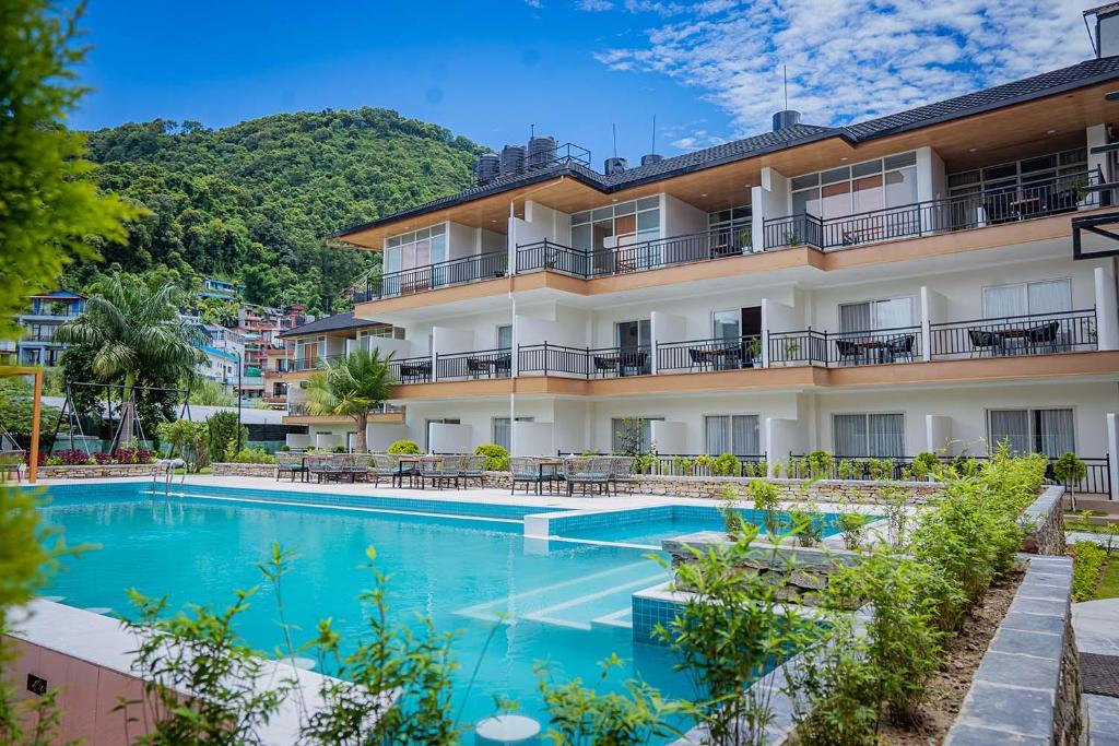 un hotel con piscina frente a un edificio en Majestic Lake Front Hotel & Suites en Pokhara