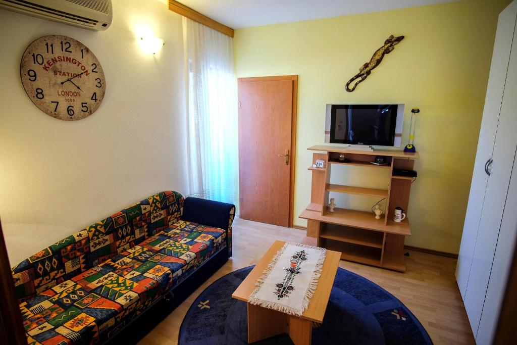 Televízia a/alebo spoločenská miestnosť v ubytovaní Studio Apartments Shanti