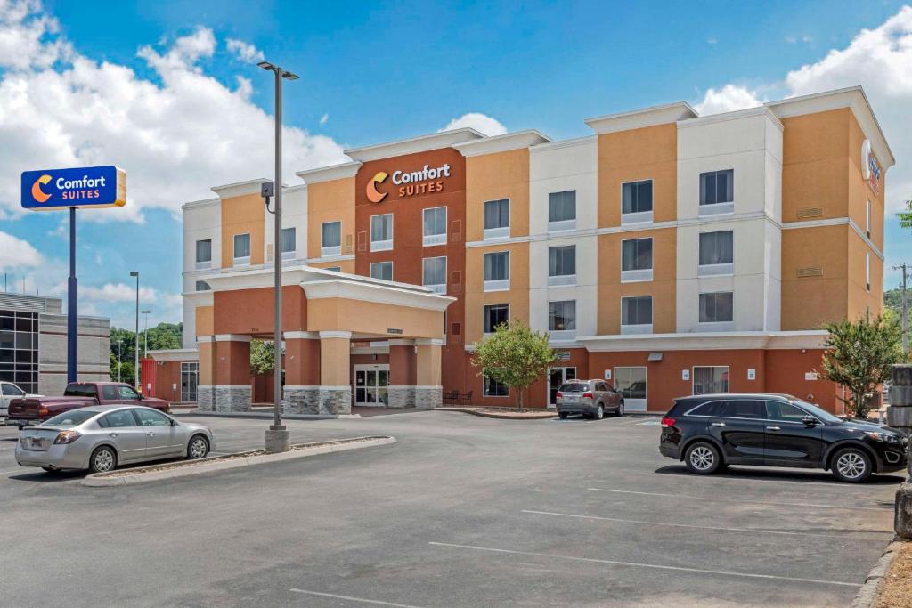 un hotel con coches estacionados en un estacionamiento en Comfort Suites East, en Knoxville