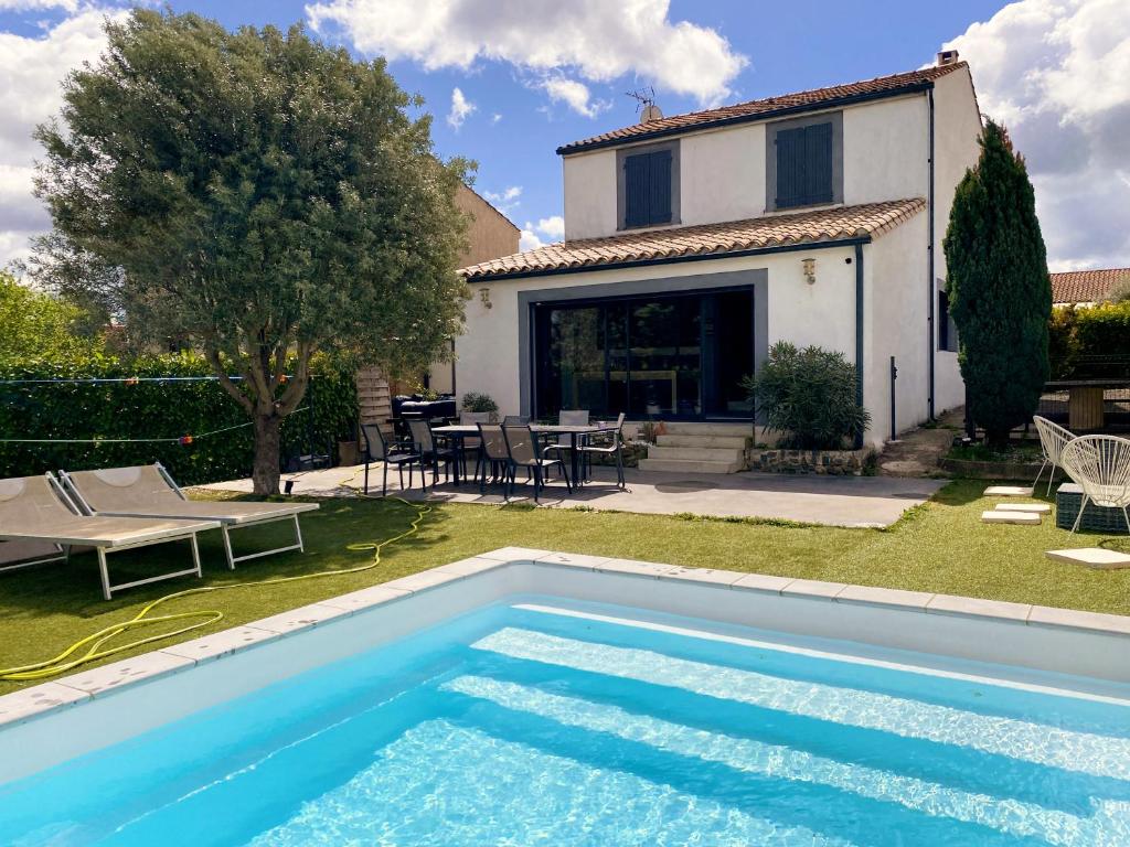 una piscina di fronte a una casa di Carcalove - Pool, Billard & Jacuzzi - 10pax a Fontiès-dʼAude