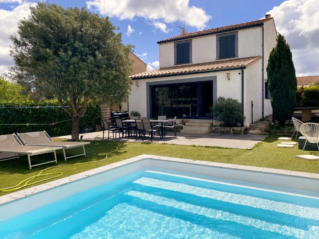 une piscine devant une maison dans l'établissement Carcalove - Pool, Billard & Jacuzzi - 10pax, à Fontiès-d'Aude