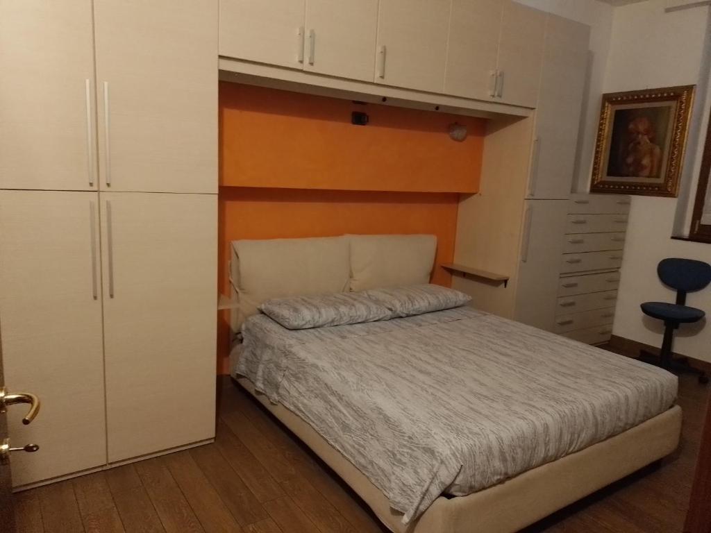 Un dormitorio pequeño con una cama y un armario. en Casa Angi, en Florencia