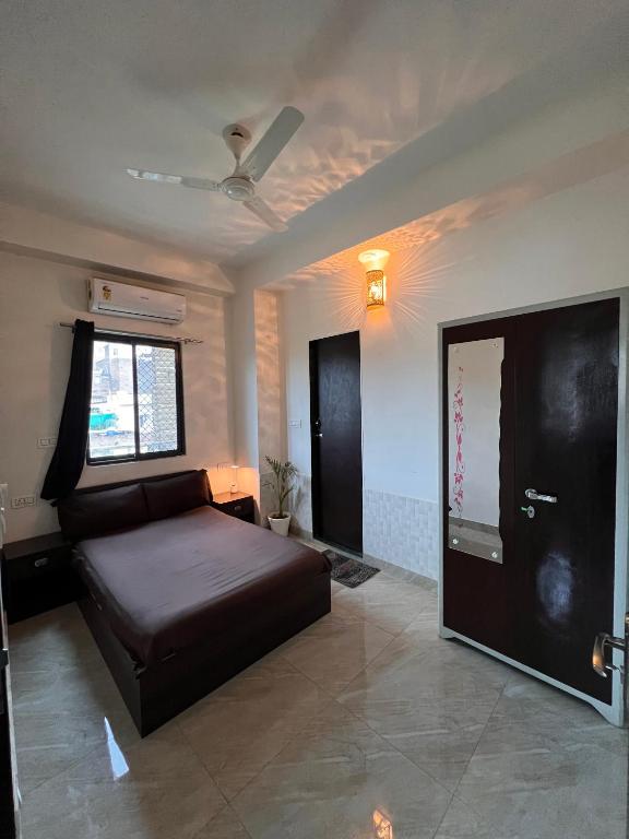 Postel nebo postele na pokoji v ubytování TicAna Apartments with all amenities lake view & terrace garden Ac Kitchen wifi