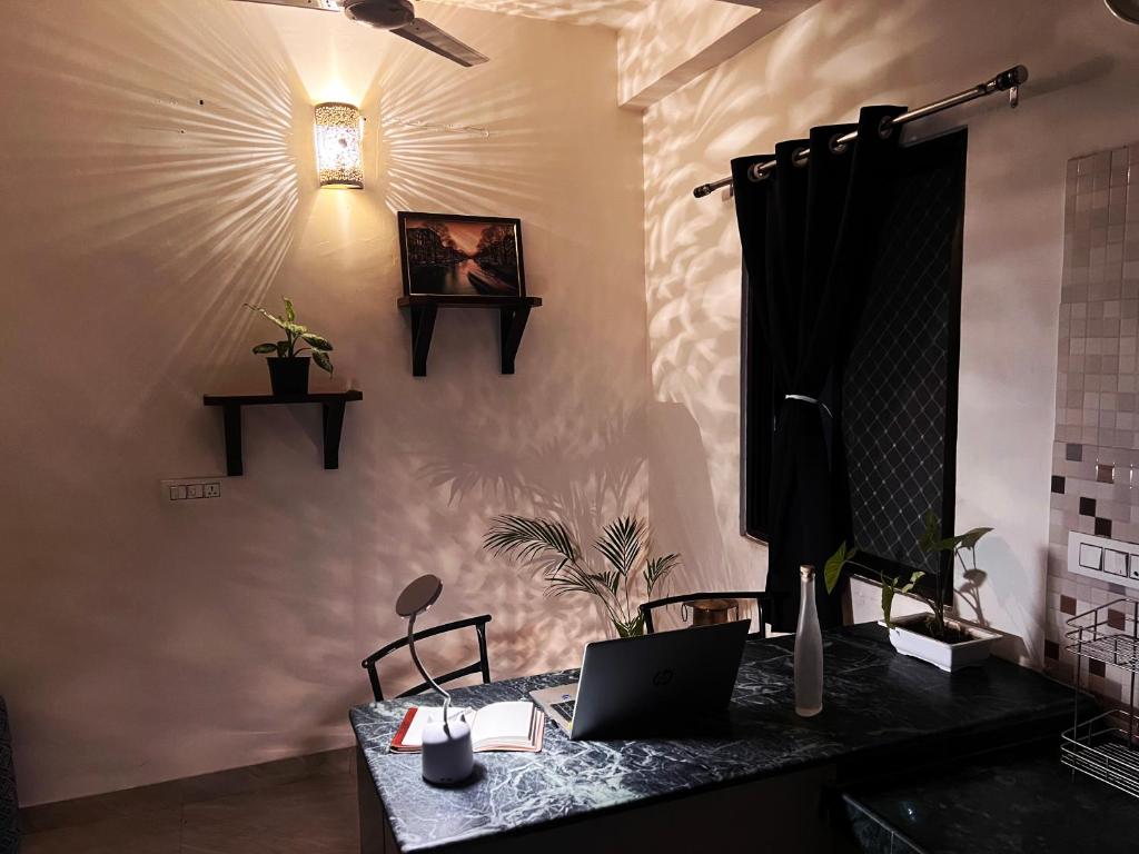 Fotografie z fotogalerie ubytování TicAna Apartments with all amenities lake view & terrace garden Ac Kitchen wifi v destinaci Udajpur