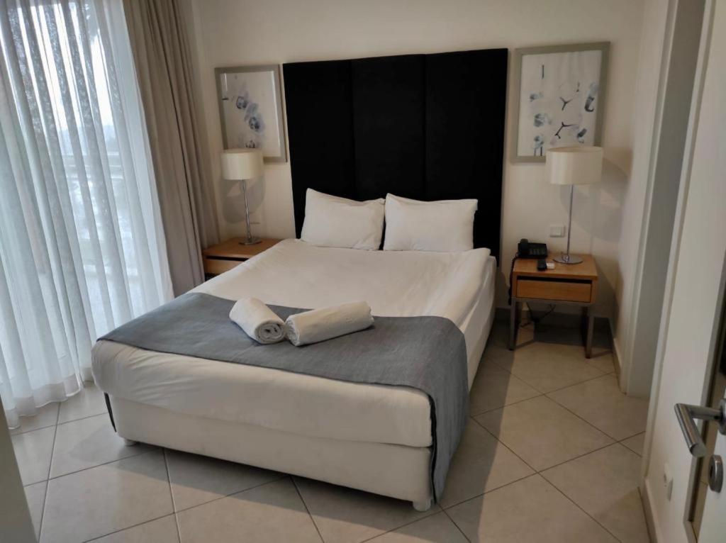 Postel nebo postele na pokoji v ubytování Resort Golf Club Kuşadasında iki oda bir salon