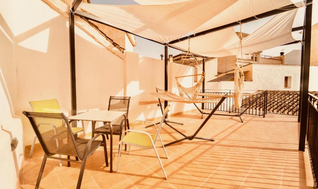 d'un balcon avec des chaises, une table, une table et des chaises. dans l'établissement Alojamiento Nevada, à La Zubia