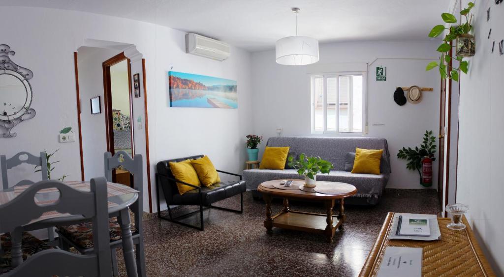 salon z kanapą i stołem w obiekcie Mijas Tropical, Casita típica w mieście Mijas