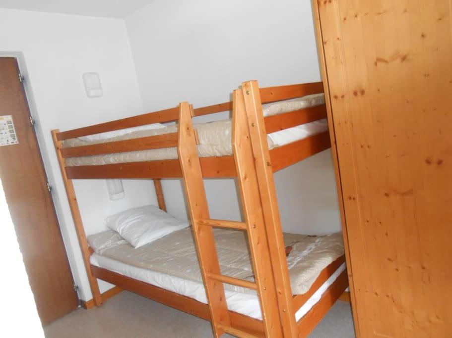 a couple of bunk beds in a room at Jolie vue de l'Hélianthéme in Le Dévoluy