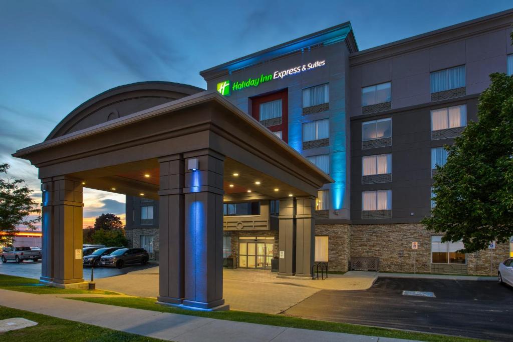 un hôtel avec un kiosque en face d'un bâtiment dans l'établissement Holiday Inn Express Kingston Central, an IHG Hotel, à Kingston