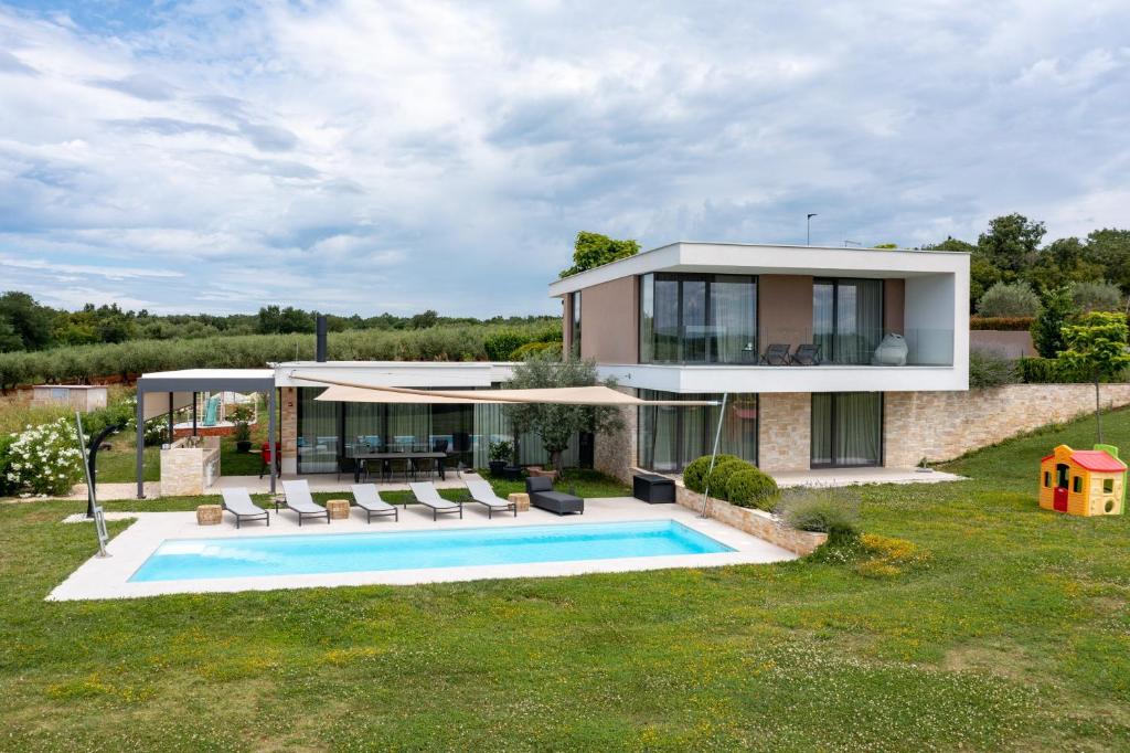 una casa con piscina en el patio en Villa Rošinjola, en Nova Vas