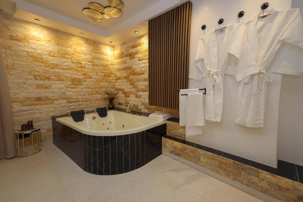uma casa de banho com uma banheira e um lavatório em Suites Aix la Chapelle, Exclusive Apartments, Wellness and more, Aachen City em Aachen