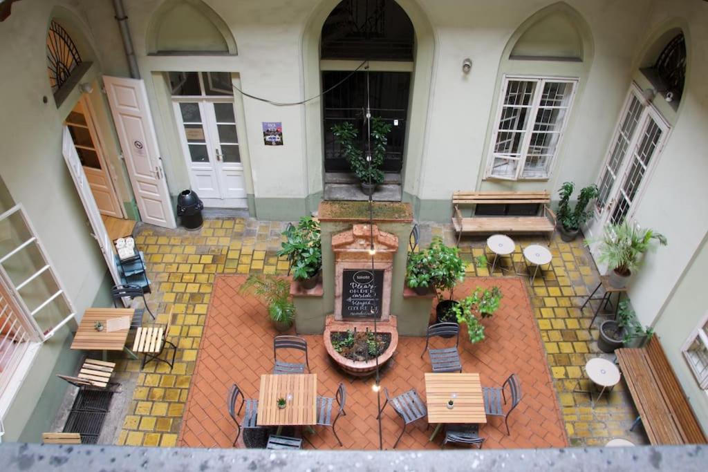 Patio alebo iná vonkajšia časť ubytovania Standard Apartment by Hi5 - Múzeum 5
