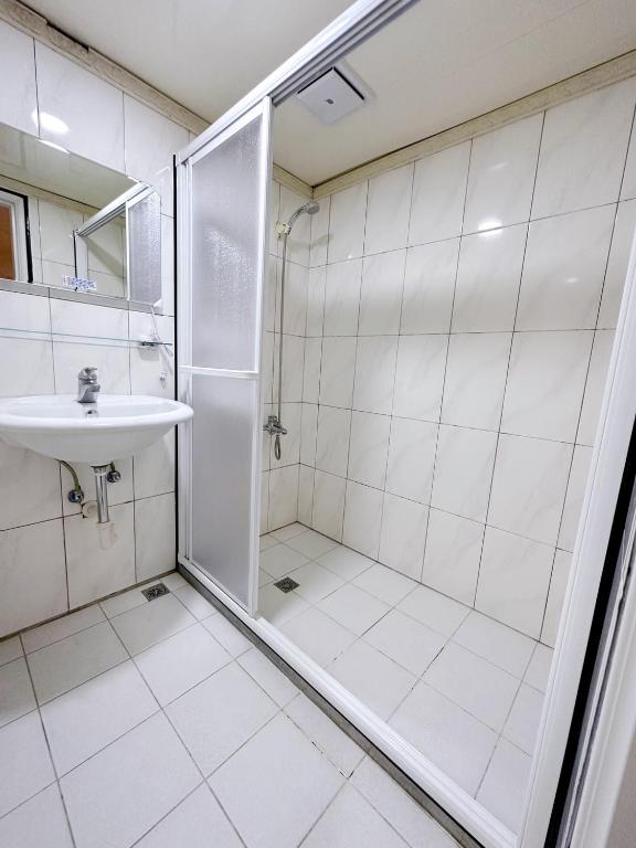 Un baño de 夢境旅-智能自助旅店