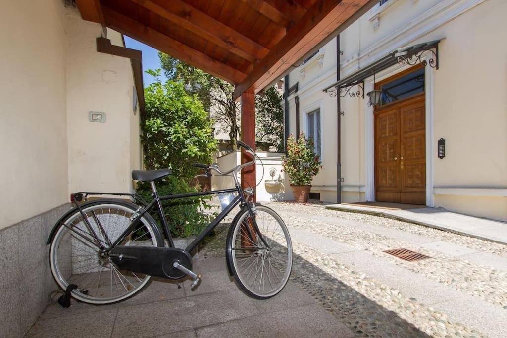 una bicicletta parcheggiata sul lato di un edificio di Fabulous studio in Monza 15 km to Milan city centre a Monza