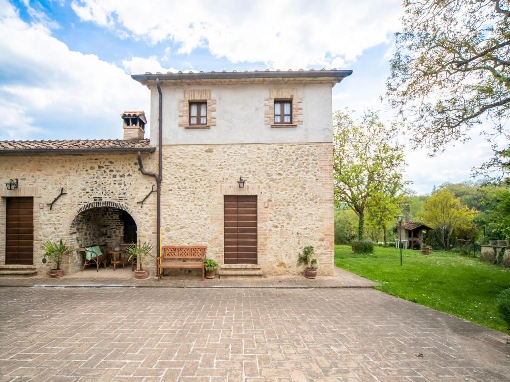 an exterior view of a house with a brick driveway at Farmhouse in IL VECCHIO FORNO UMBRO Citta di Castello in San Secondo