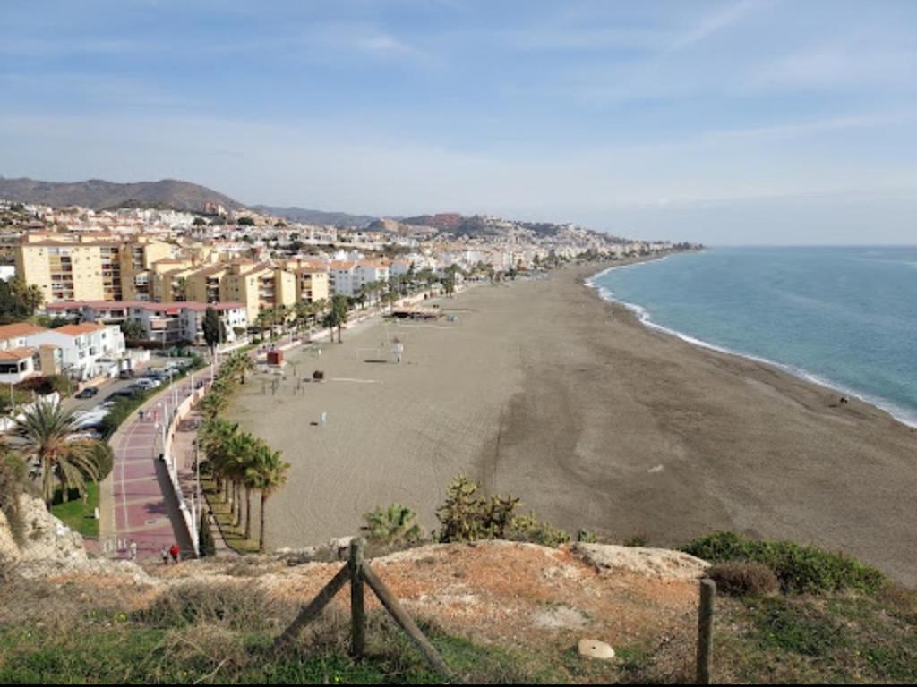 a view of a beach with buildings and the ocean at Apartamento Don Manuel in Rincón de la Victoria