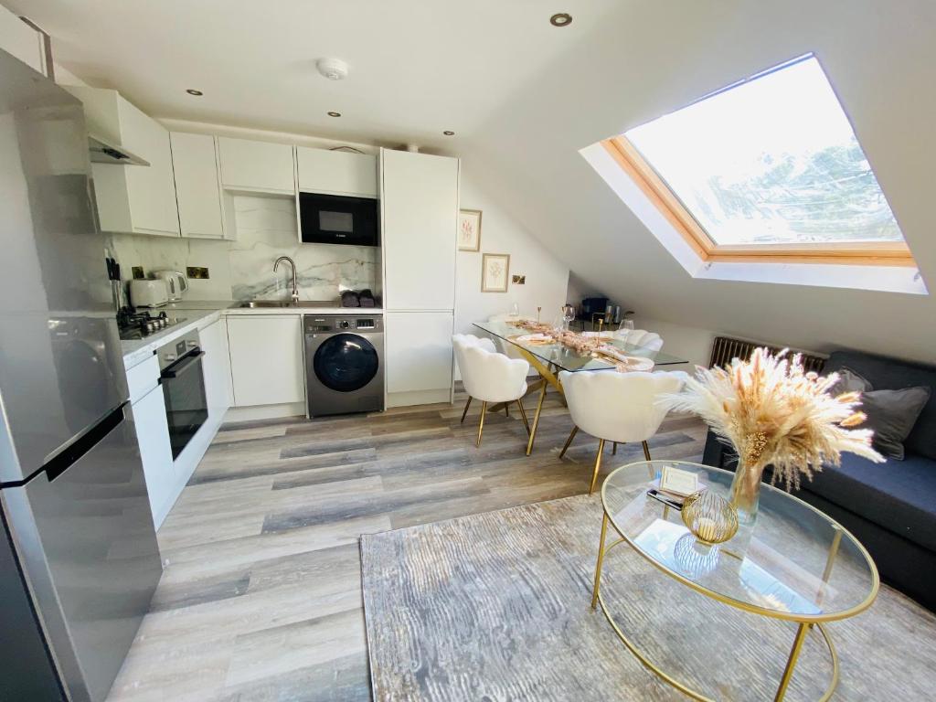 uma cozinha e uma sala de estar com uma mesa em Apartment in Stepney Green em Londres