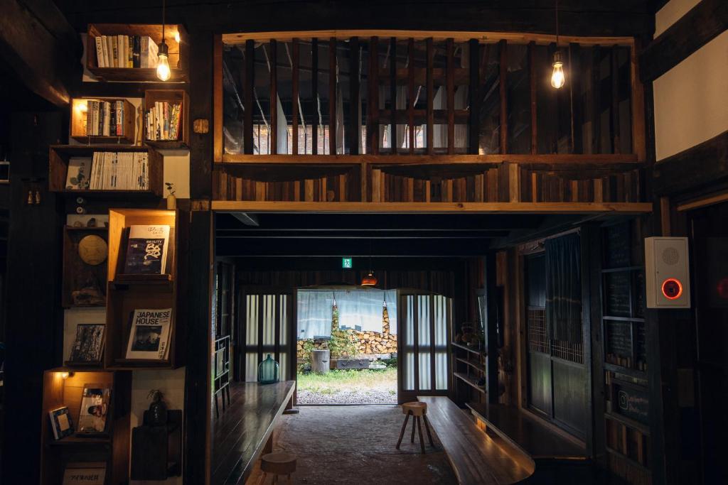 Biblioteca en el albergue