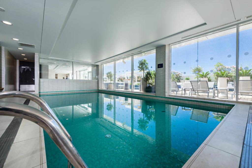Bazén v ubytování Golden Tulip Marseille Euromed nebo v jeho okolí