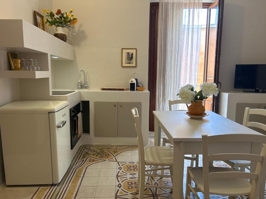 cocina y comedor con mesa y sillas en Galli Beach House Sicily, en Trapani