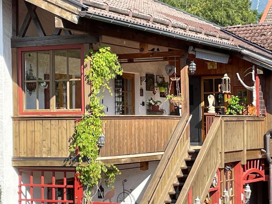 Casa con porche de madera y balcón. en Am Bergangerl, en Ettal