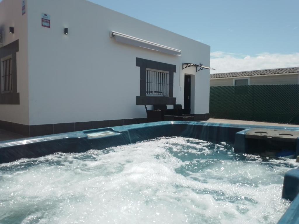mały basen w domu z wodą w obiekcie Apartamento relax con piscina y jacussy spa w mieście Chiclana de la Frontera