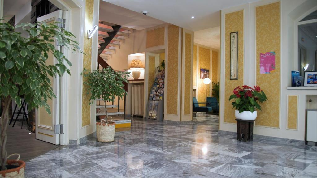 un vestíbulo con macetas en un edificio en Hotel Busby, en Niza