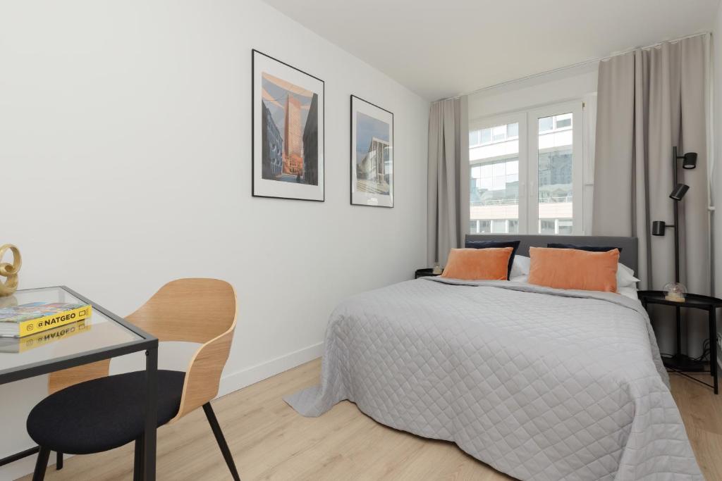Warsaw City Center Apartments by Noclegi Renters - Apartment With Shower