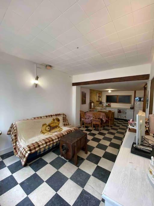 - un salon avec un lit et un sol en damier dans l'établissement Appartement cosy Trouville, Plage & centre à pied, à Trouville-sur-Mer