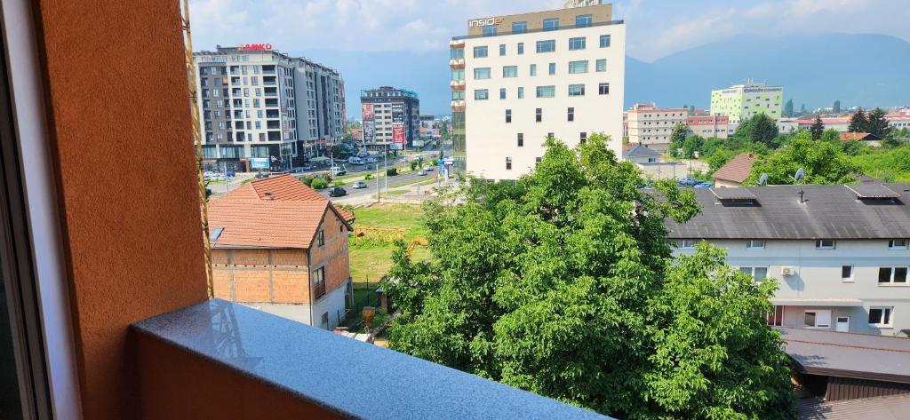 einen Balkon mit Stadtblick in der Unterkunft Brand New Two Bedroom and One Living Room Apartment in a Great Location! in Sarajevo