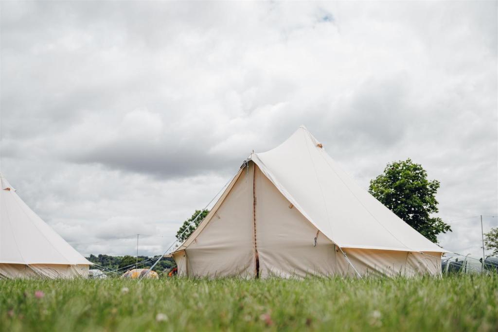 twee witte tenten in een grasveld bij Remenham Farm during Henley Royal Regatta in Lower Assendon