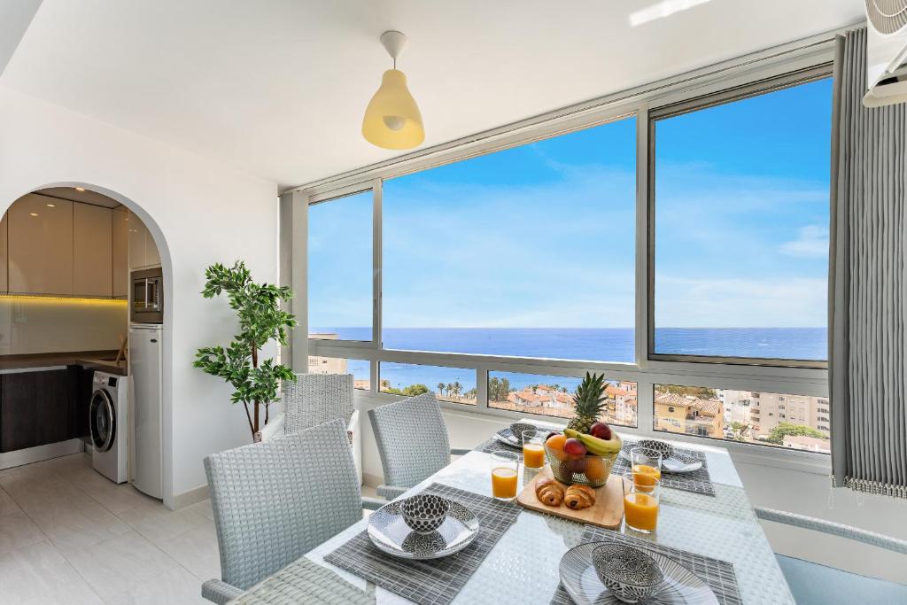 Coastal Charm Renovated 2Bed Apt, Pool, Sea Views