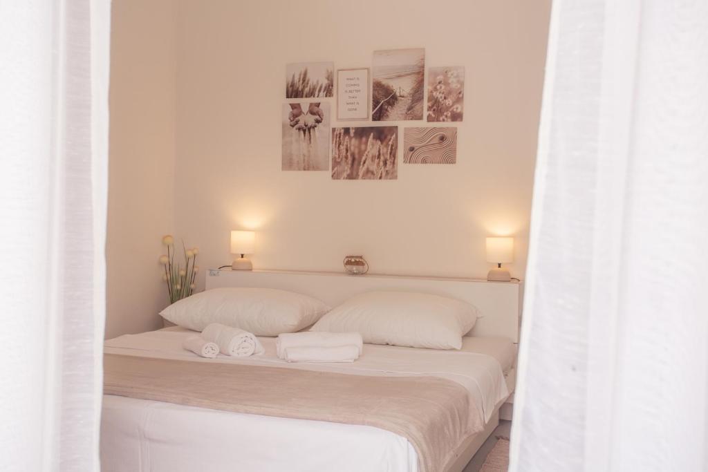 une chambre avec un lit avec deux serviettes dessus dans l'établissement Stellar Suite, à Rab