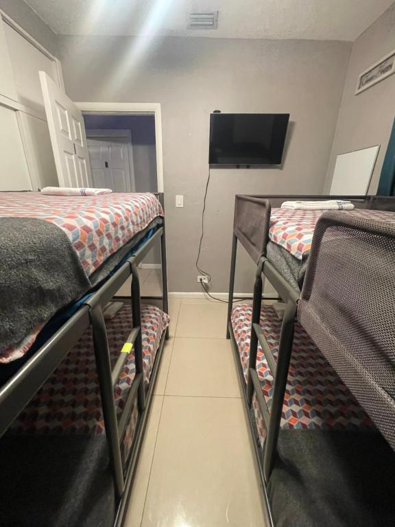 TV a/nebo společenská místnost v ubytování Miami Vibes "Hostel-Like" Shared Room