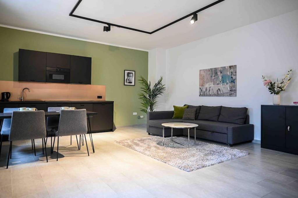 een woonkamer met een bank en een tafel bij Moderne Wohnung in Ruhiger Umgebung nahe Messe in Berlijn