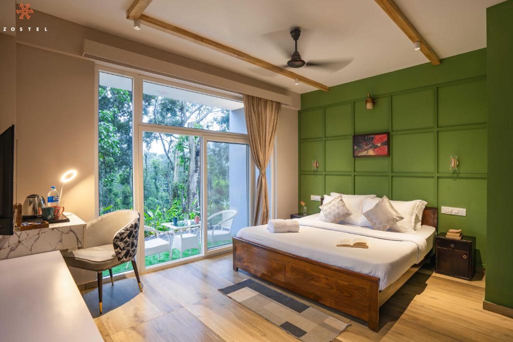 sypialnia z zielonymi ścianami, łóżkiem i oknem w obiekcie Zostel Coorg, Madikeri w mieście Madikeri
