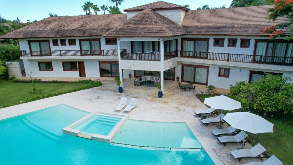 Výhled na bazén z ubytování Spacious 6-Bedroom Villa with Pool, Jacuzzi, BBQ, and Resort Amenities in Casa de Campo nebo okolí