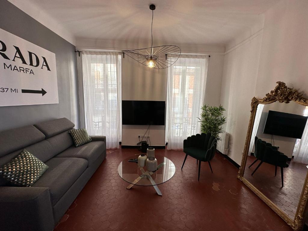 un salon avec un canapé et un miroir dans l'établissement Typique 3 fenêtres marseillais, à Marseille