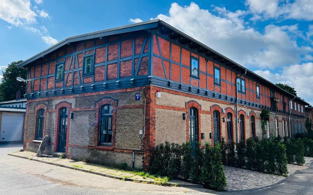 een oud bakstenen gebouw aan de kant van een straat bij TheoLoft in Hamburg