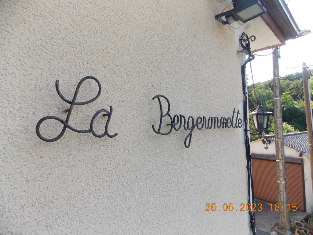 a sign on the side of a building at La Bergeronnette 