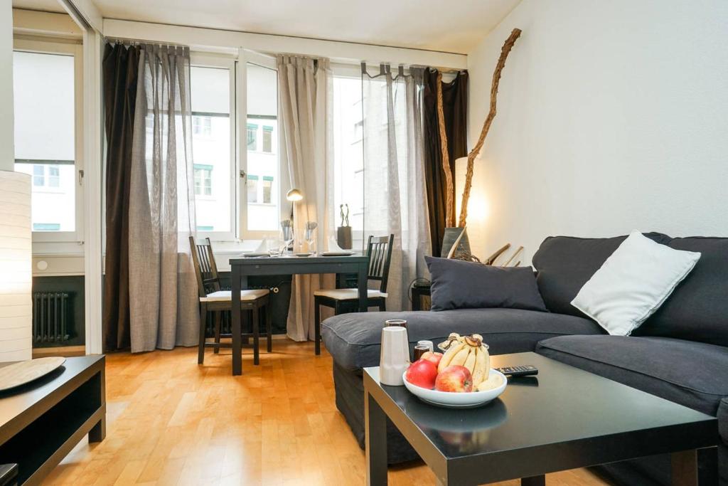 Khu vực ghế ngồi tại 2 room suite in the heart of Zurich with own washing
