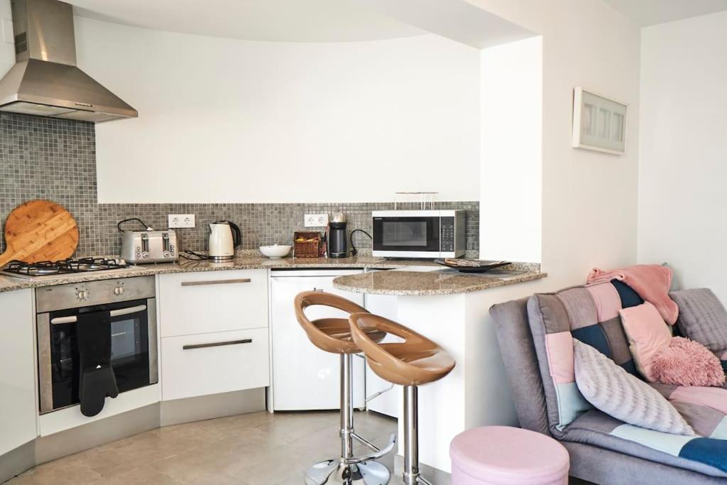 a kitchen with a counter and a chair in a room at Lovely Apartment Orba Alicante in Orba