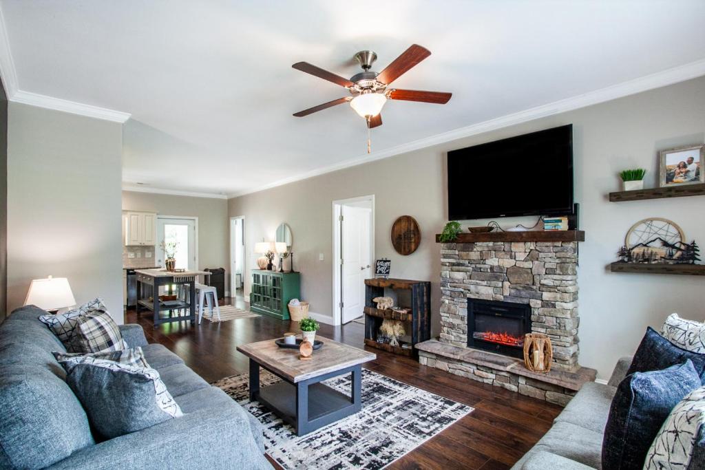uma sala de estar com um sofá e uma lareira em Elegant End Condo Fireplace Community Amenities em Townsend