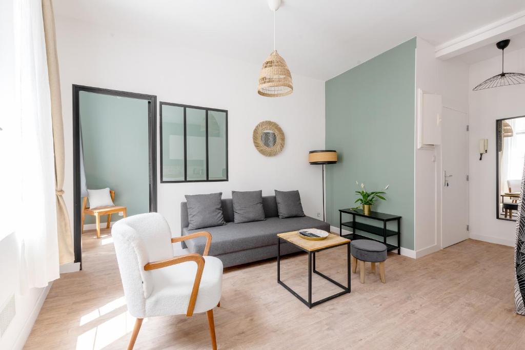 un salon avec un canapé et une table dans l'établissement Le Stalingrad - T2 Moderne - à 2 pas de la Gare, à Toulouse