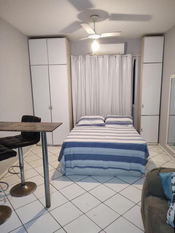 1 dormitorio con cama, mesa y escritorio en Apto Centro Floripa 06, en Florianópolis