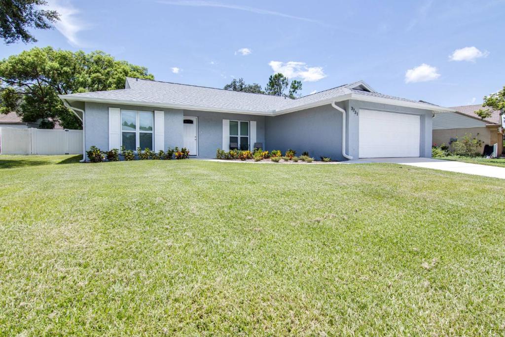 a white house with a large yard at Murray Dale Hideaway in Valrico