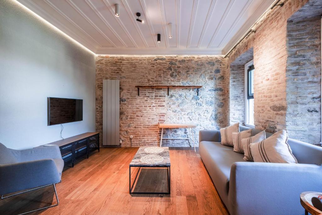 - un salon avec un canapé et une table dans l'établissement Homie Suites - One Bedroom Apartment in Galata, à Istanbul