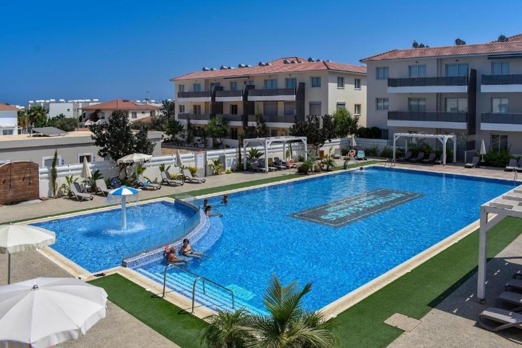 una grande piscina con persone in un hotel di STAY Mediterranean Waves Apartment a Paralimni